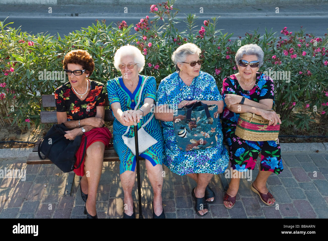 Le donne anziane seduta su una panchina, Isola d'Elba, Toscana, Italia, Europa Foto Stock