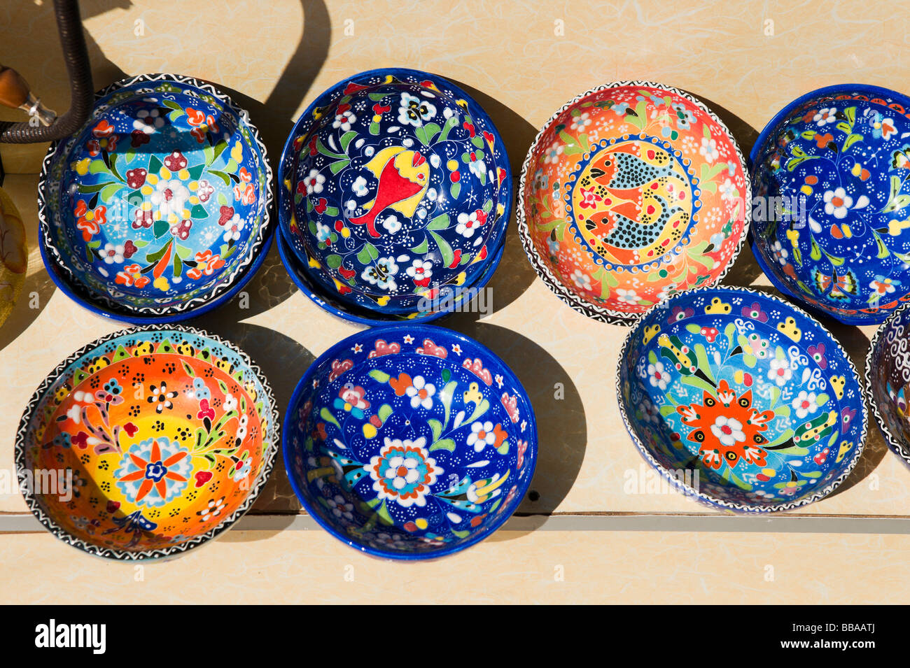 Vasellame locale in un negozio, costa mediterranea, Turchia Foto Stock