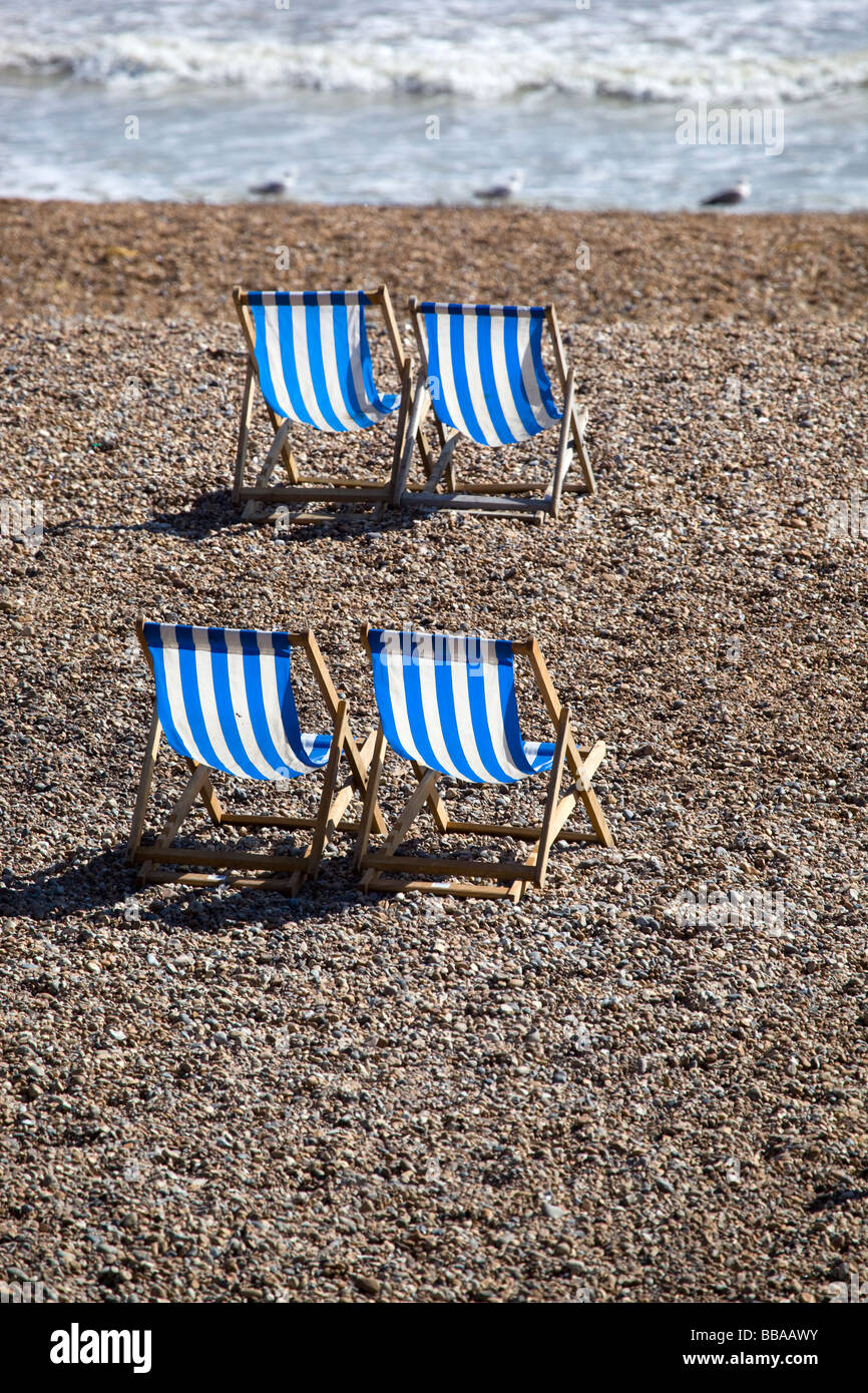 Sedie a sdraio sulla spiaggia di Brighton Foto Stock