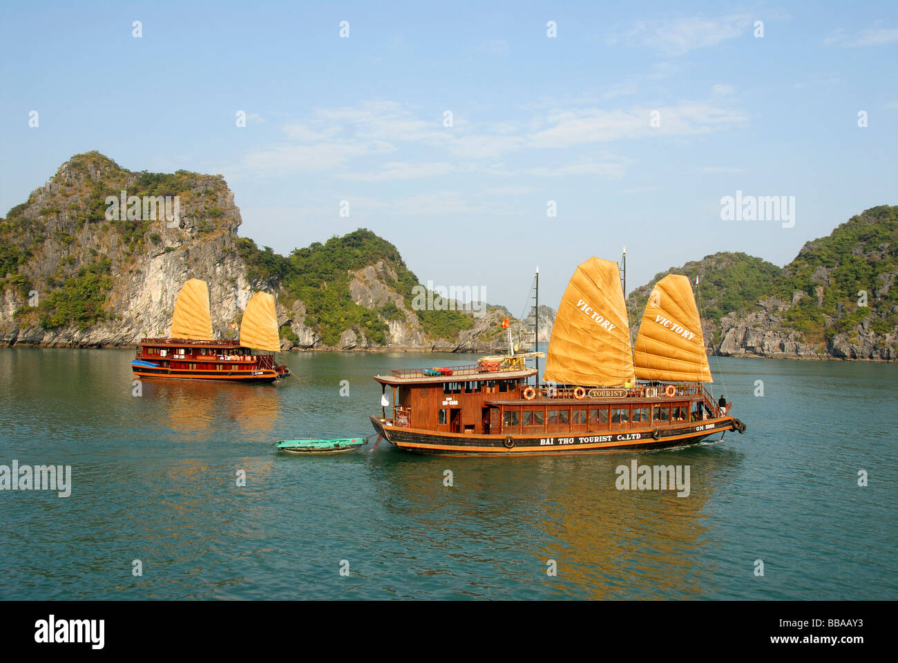 Giunche tipicamente con vele alzate tra isole, la baia di Ha Long, Vietnam, sud-est asiatico Foto Stock