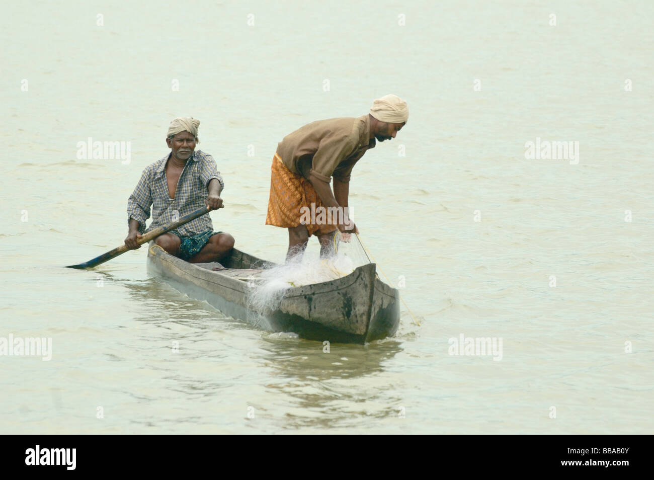 India Kerala, lagune. I pescatori sulla loro barca (punt) nelle backwaters tra Quilon a Allepey. N versioni disponibili. Foto Stock