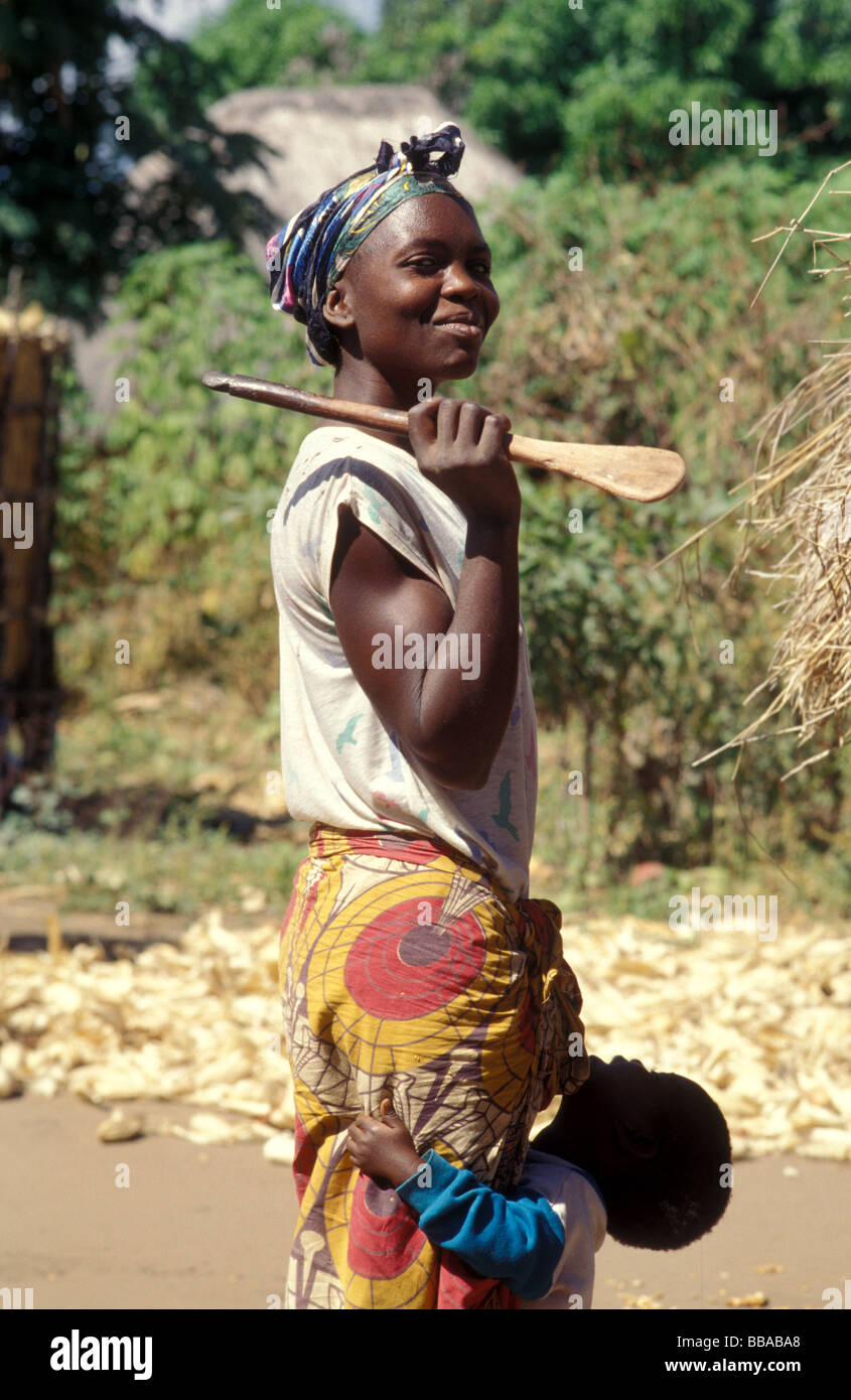 Kunda village scena sth luangwa gioco area gestione Zambia Foto Stock