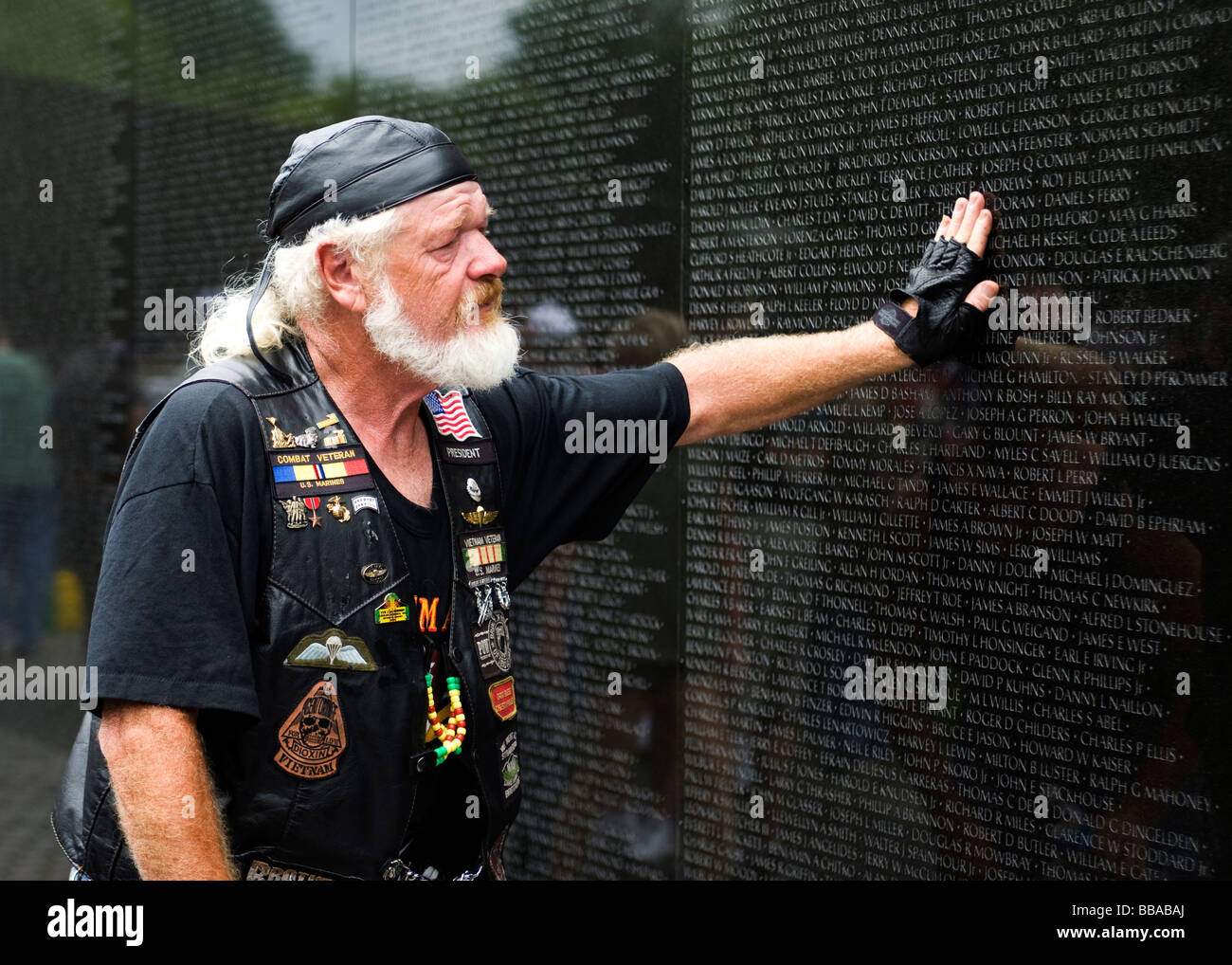 Veterano del Vietnam paga rispetto ai caduti in guerra del Vietnam Memorial - Washington, DC Foto Stock