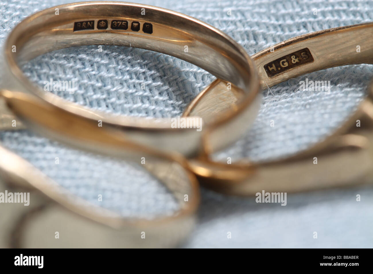 Close up di 3 anelli in oro Foto Stock