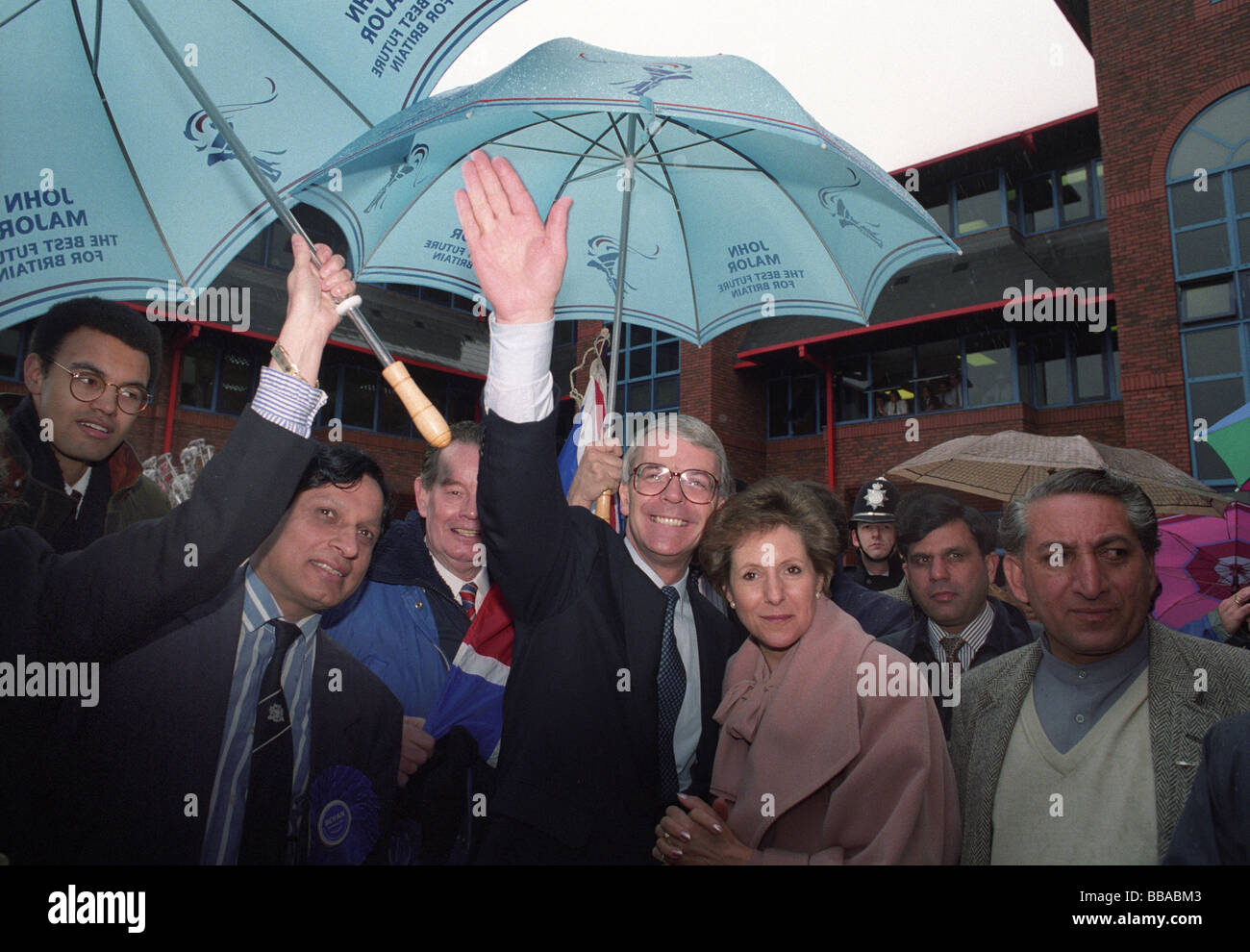 John Major e di sua moglie la Norma sulla campagna elettorale trail a Birmingham il 7 aprile 1992 Foto Stock