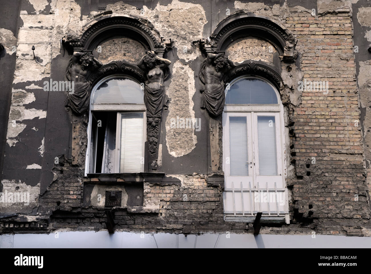 Il vecchio blocco di appartamenti in necessità o riparazione in Budapest Ungheria Foto Stock