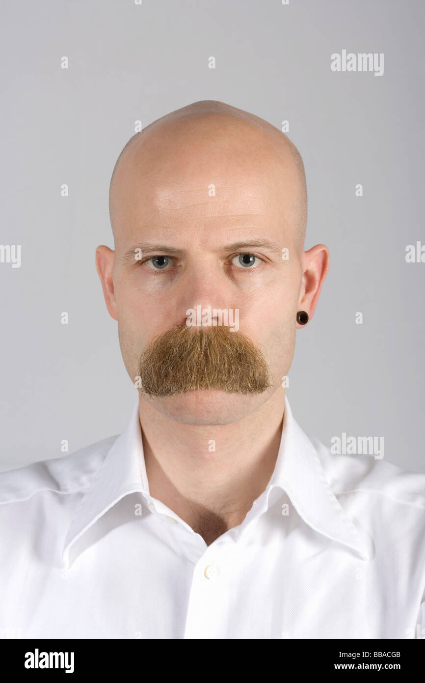 Un uomo con i baffi lunghi capelli che copre la sua bocca Foto stock - Alamy