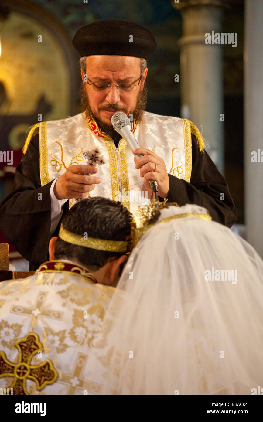 Sacerdote benedizione sposa e lo sposo a nozze copta del Cairo in Egitto Foto Stock