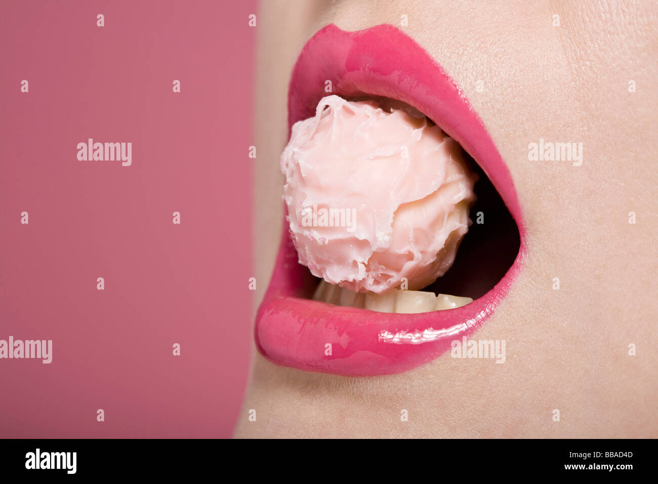 Una donna di bocca con un tartufo rosa Foto Stock