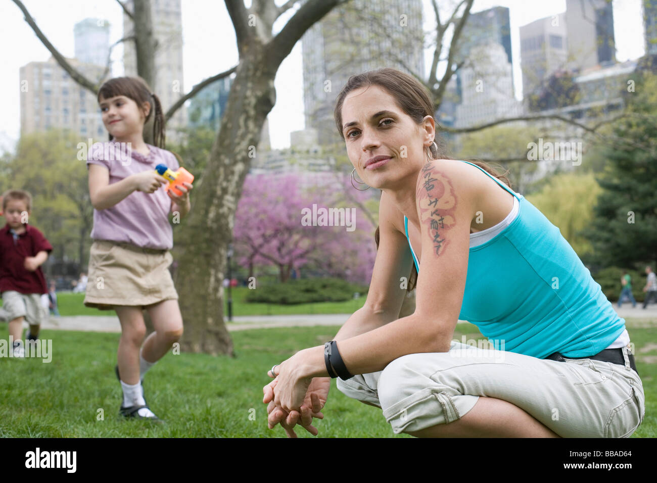 Una donna e i suoi figli nel Central Park di New York City Foto Stock