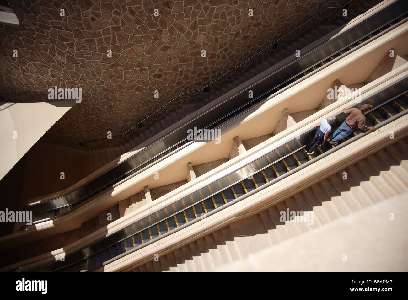 In alto sulla immagine delle scale mobili,passi emergente dalla metropolitana,la luminosa luce del sole.paesaggio,diagonale di immagine. Foto Stock