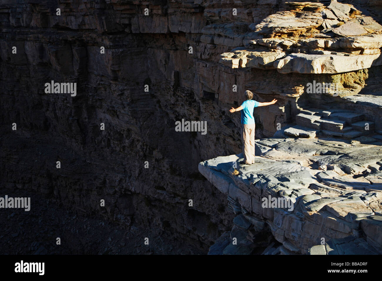 Una persona, vista posteriore, in piedi sul bordo di un canyon, Godwana Canyon Park, Namibia Foto Stock