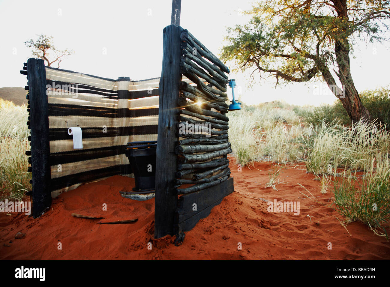 Un bagno all'aperto lungo il Tok Tokkie Trail, NamibRand Riserva Naturale, Namibia Foto Stock