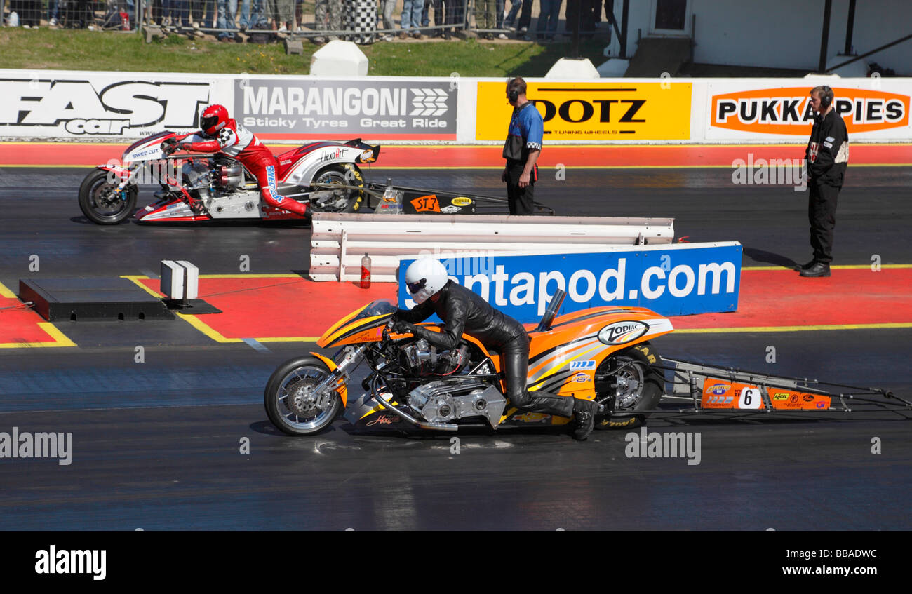 Super gemelli drag racing moto. Santa Pod Raceway, Inghilterra, Regno Unito. Foto Stock