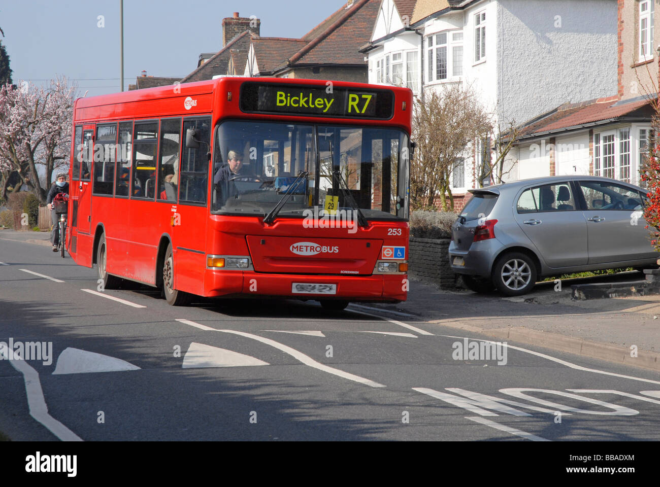 Mazzo singolo bus rosso velocità di avvicinamento hump Foto Stock