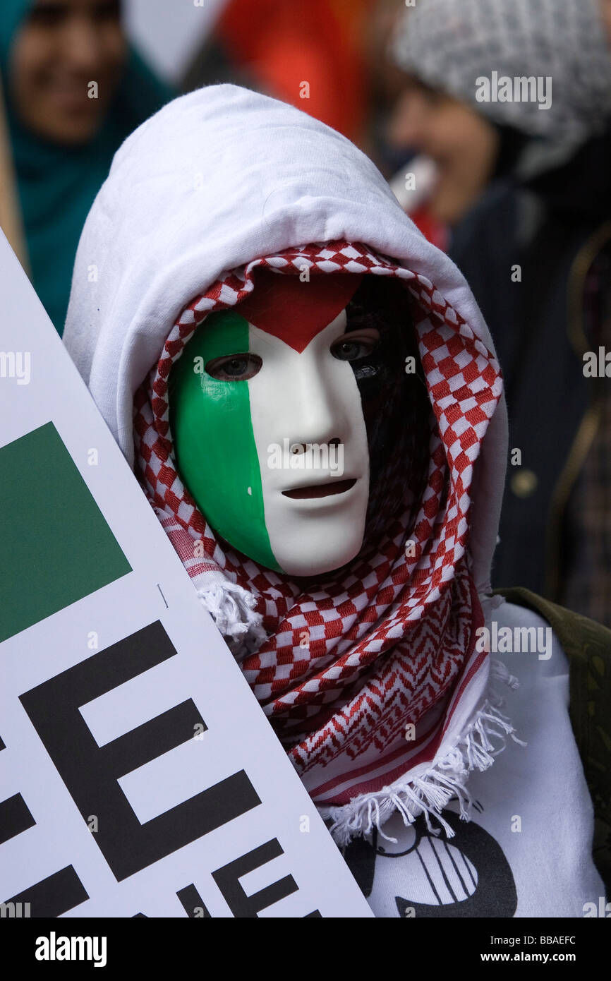 Manifestante palestinese che indossa la maschera per il viso Foto Stock
