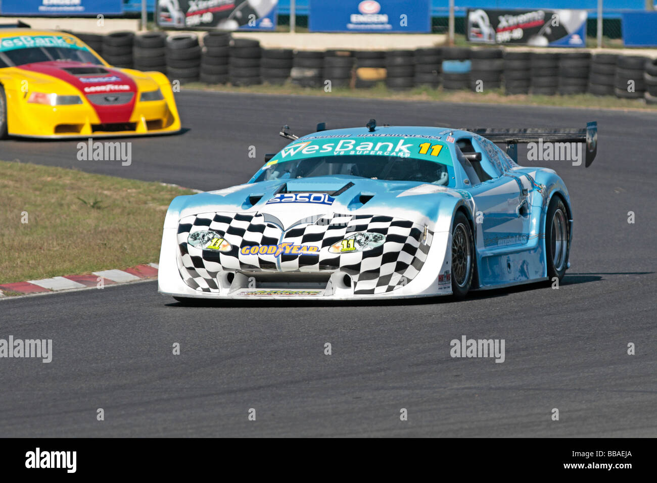 Una supercar immettere un angolo del Killarney race track nei pressi di Città del Capo, Sud Africa Foto Stock