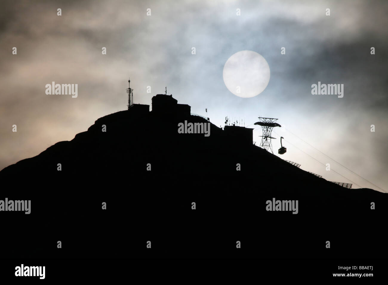 Silhouette di una stazione sciistica all'alba, Lech, Austria Foto Stock