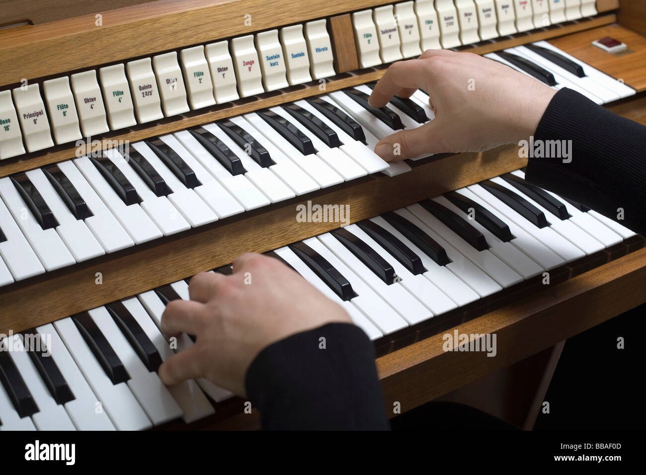 Le mani umane la riproduzione di un organo Foto Stock