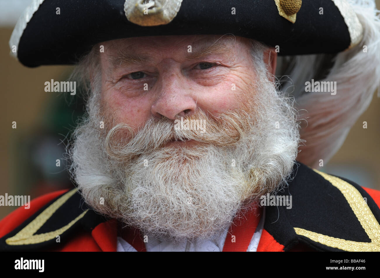 Town Crier con grande folta barba bianca a Brighton Marina market Foto Stock