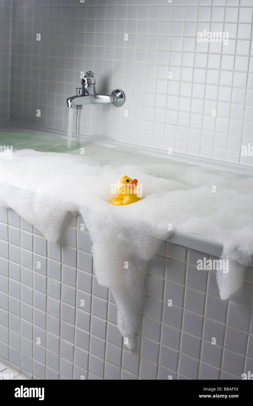 Un traboccante bubble bath Foto Stock