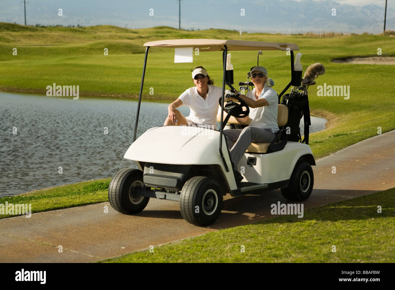 Due i golfisti in un carrello da golf Foto Stock