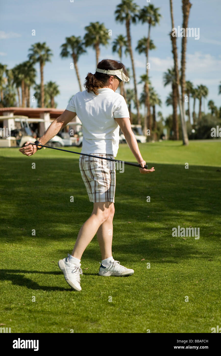 Un golfista stretching Foto Stock