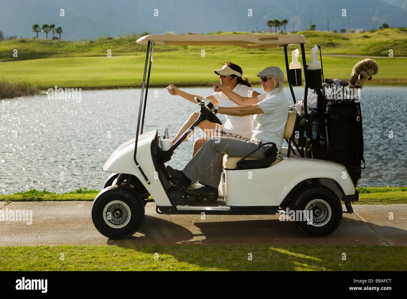 Due i golfisti in un carrello da golf Foto Stock