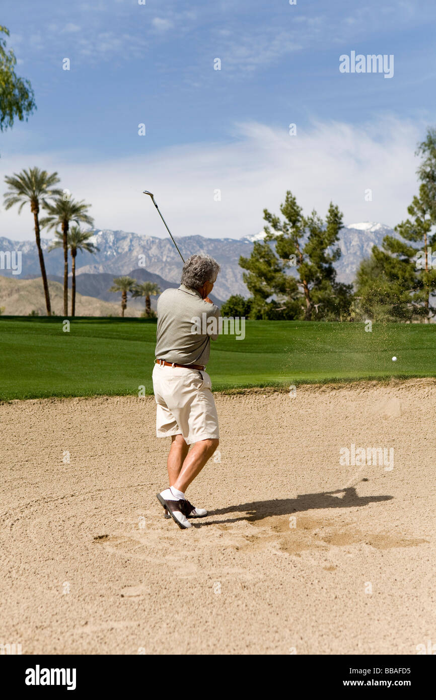 Un giocatore di golf per giocare da un bunker di sabbia, Palm Springs, California, Stati Uniti d'America Foto Stock