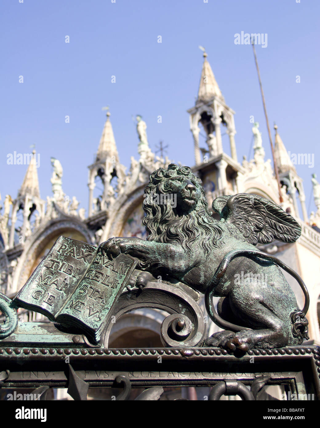Venezia - Leone di st. Marco patrono della città -dettaglio dalla porta dalla torre campanaria Foto Stock