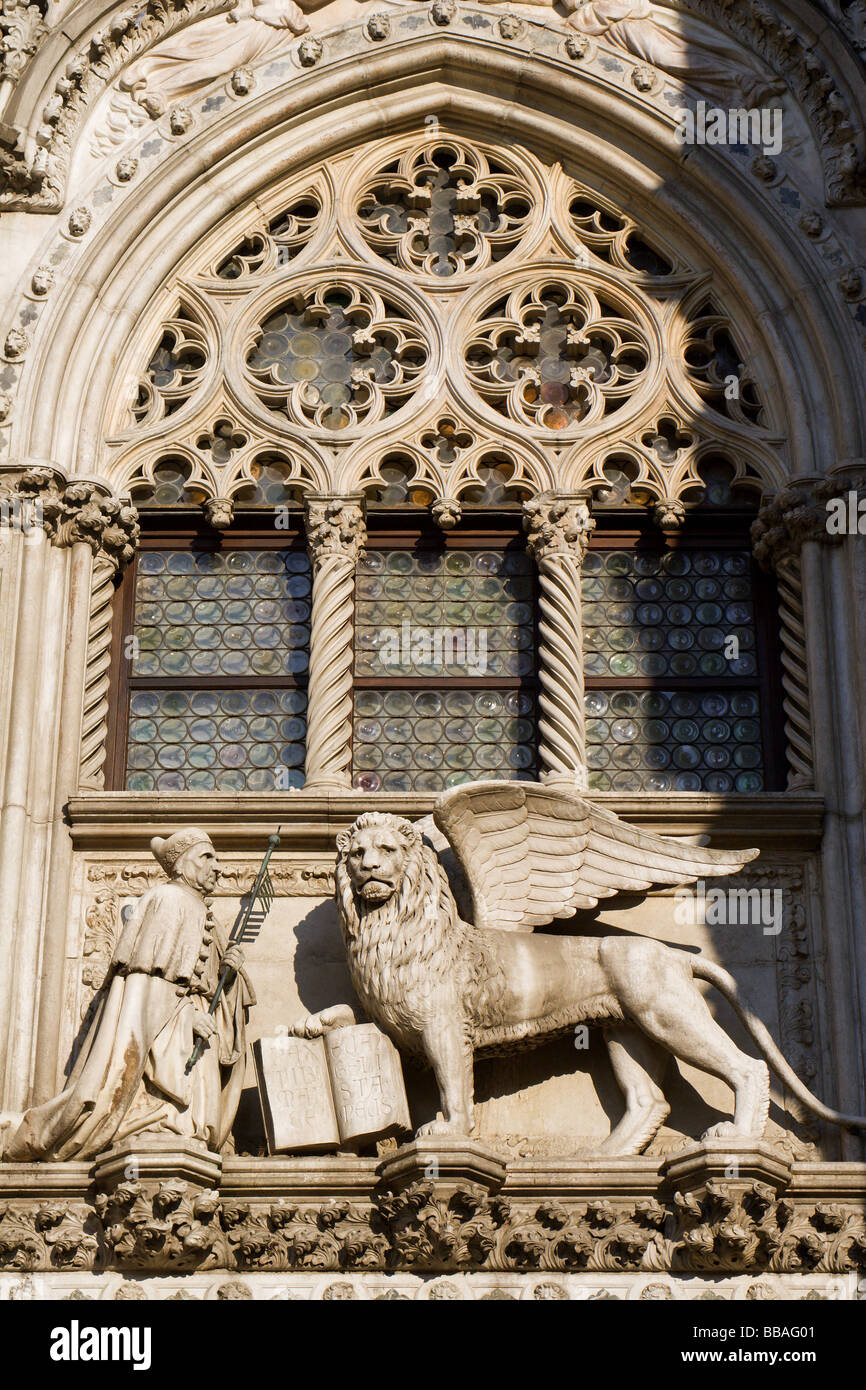 Veincie - Lion di st. Mark - patrono della città - la facciata di Palazzo Ducale Foto Stock