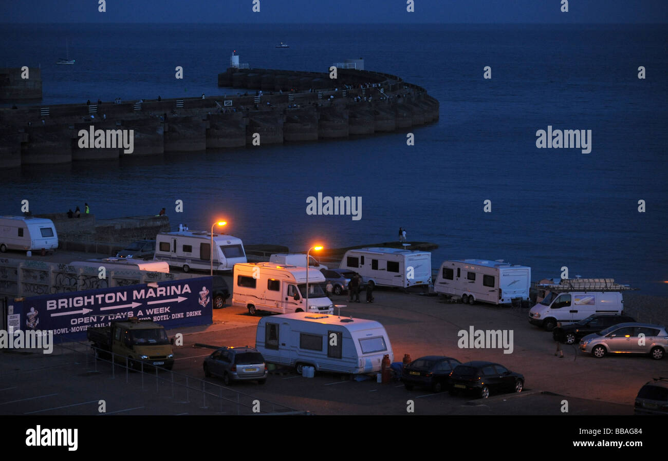 I viaggiatori roulotte accesa fino al crepuscolo in Black Rock area di Brighton per la marina REGNO UNITO Foto Stock