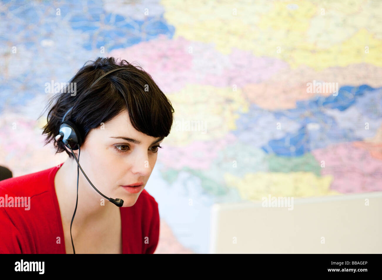 Donna che lavorano in call center Foto Stock