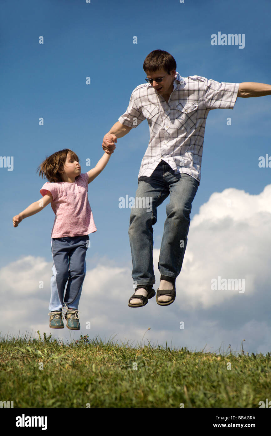 Divertimento e amore di padre e figlio del cielo - Salto Foto Stock
