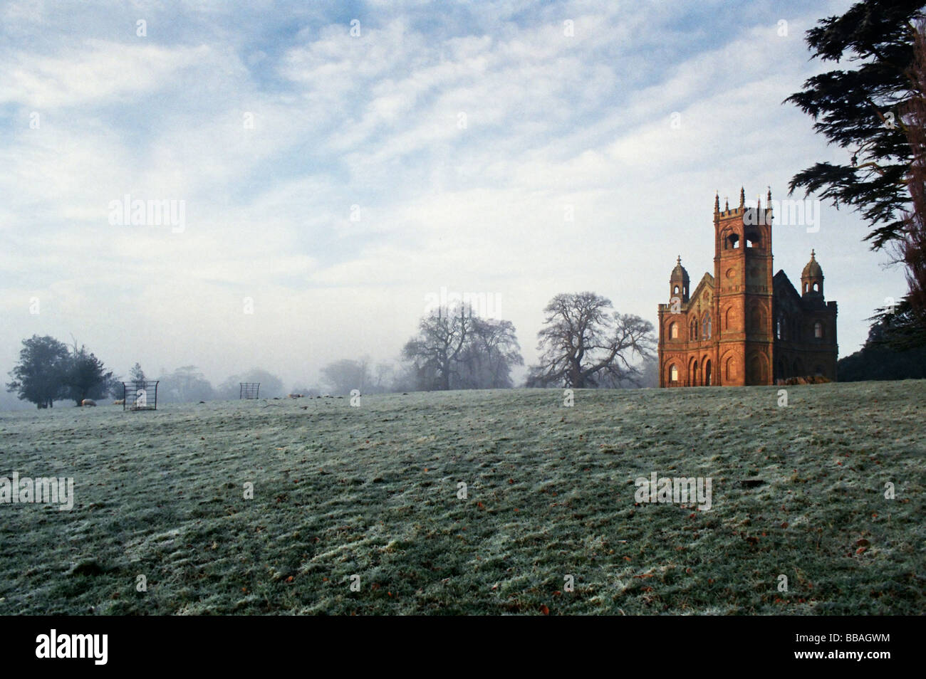 Il tempio gotico (il Tempio della libertà), nel campo di Hawkwell a Stowe gardens, Buckinghamshire, Inghilterra, su un gelido mattino Foto Stock