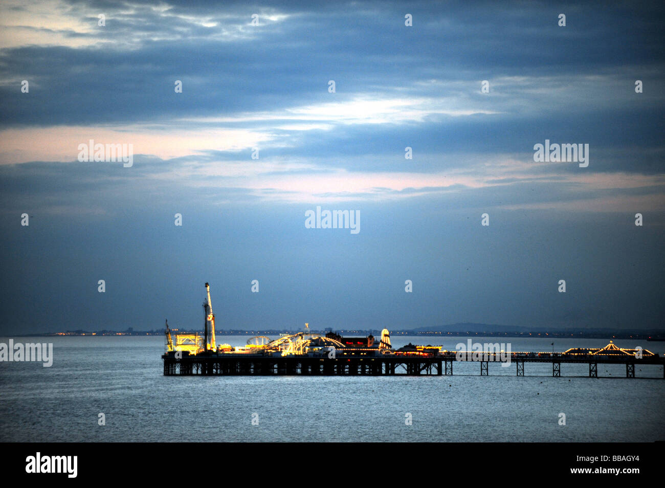 Il Molo di Brighton originariamente il Palazzo sul molo di Brighton Seafront accesa fino al tramonto in serata estiva Foto Stock