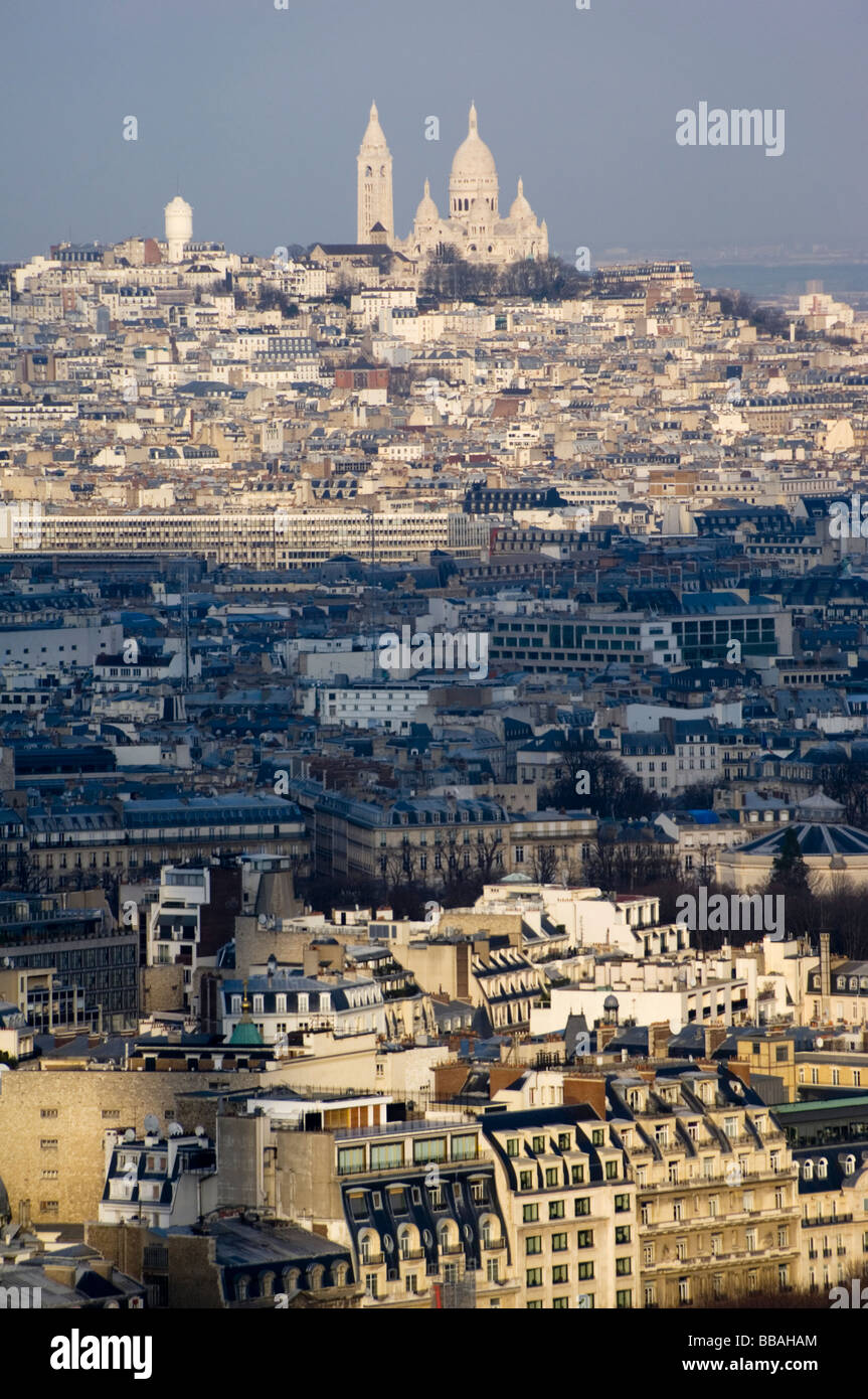 Vista dalla Torre Eiffel sui tetti di Parigi verso il quartiere di  Montmartre e Sacre Coeur cattedrale, Francia Foto stock - Alamy