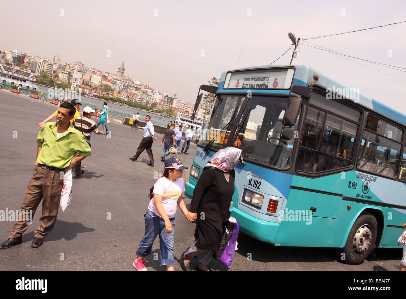 Istanbul Turchia occupato di scena a Eminonu stazione degli autobus con musulmani turchi di madre e bambino Foto Stock