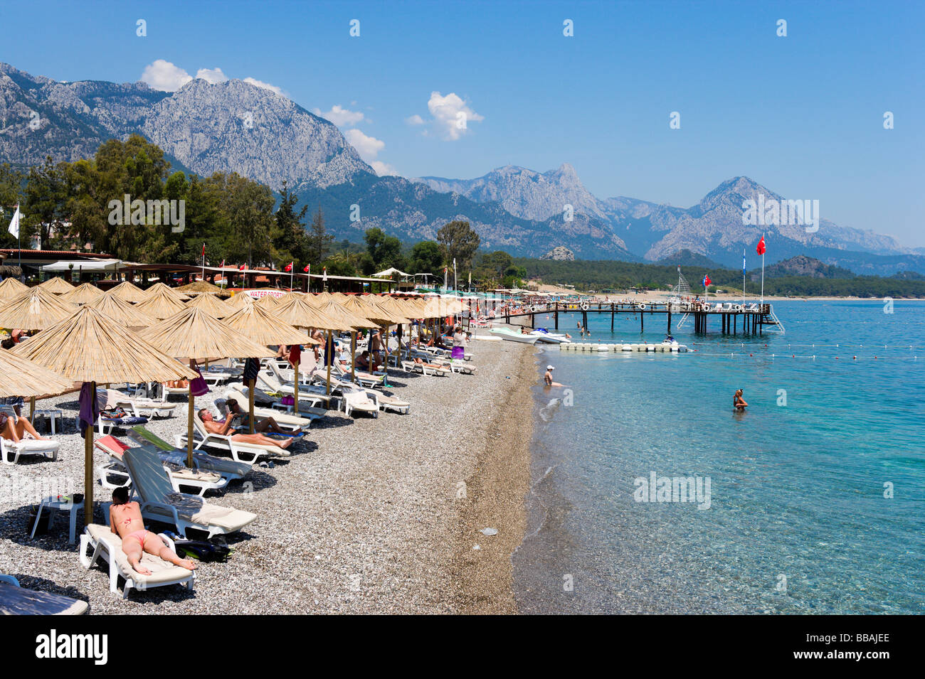 Spiaggia con le montagne del taurus dietro, Kemer, costa mediterranea, Turchia Foto Stock