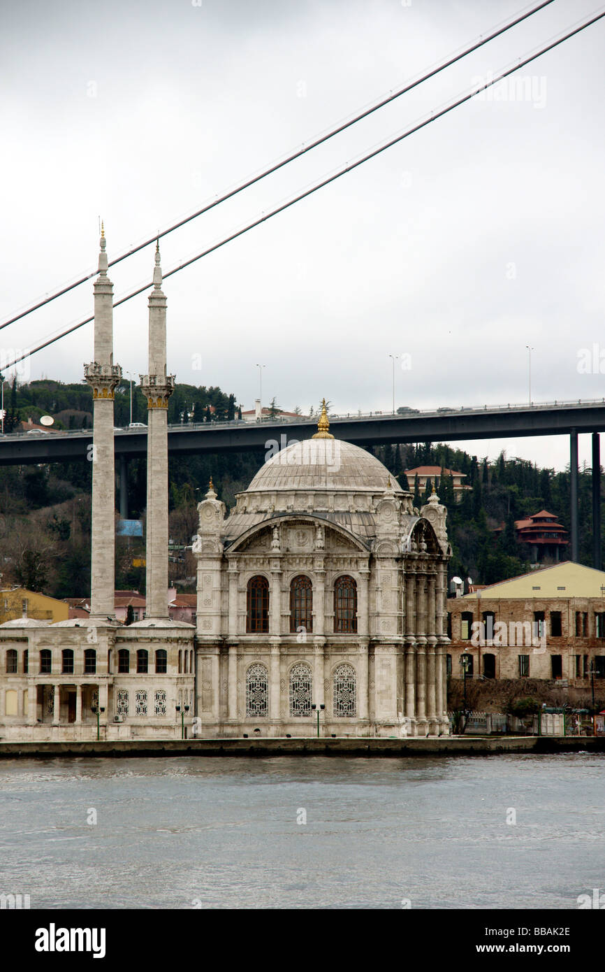 Il Mosue Ortakoy Camii 1853 con il ponte sul Bosforo Istanbul Turchia (c) Marc Jackson Fotografia Foto Stock