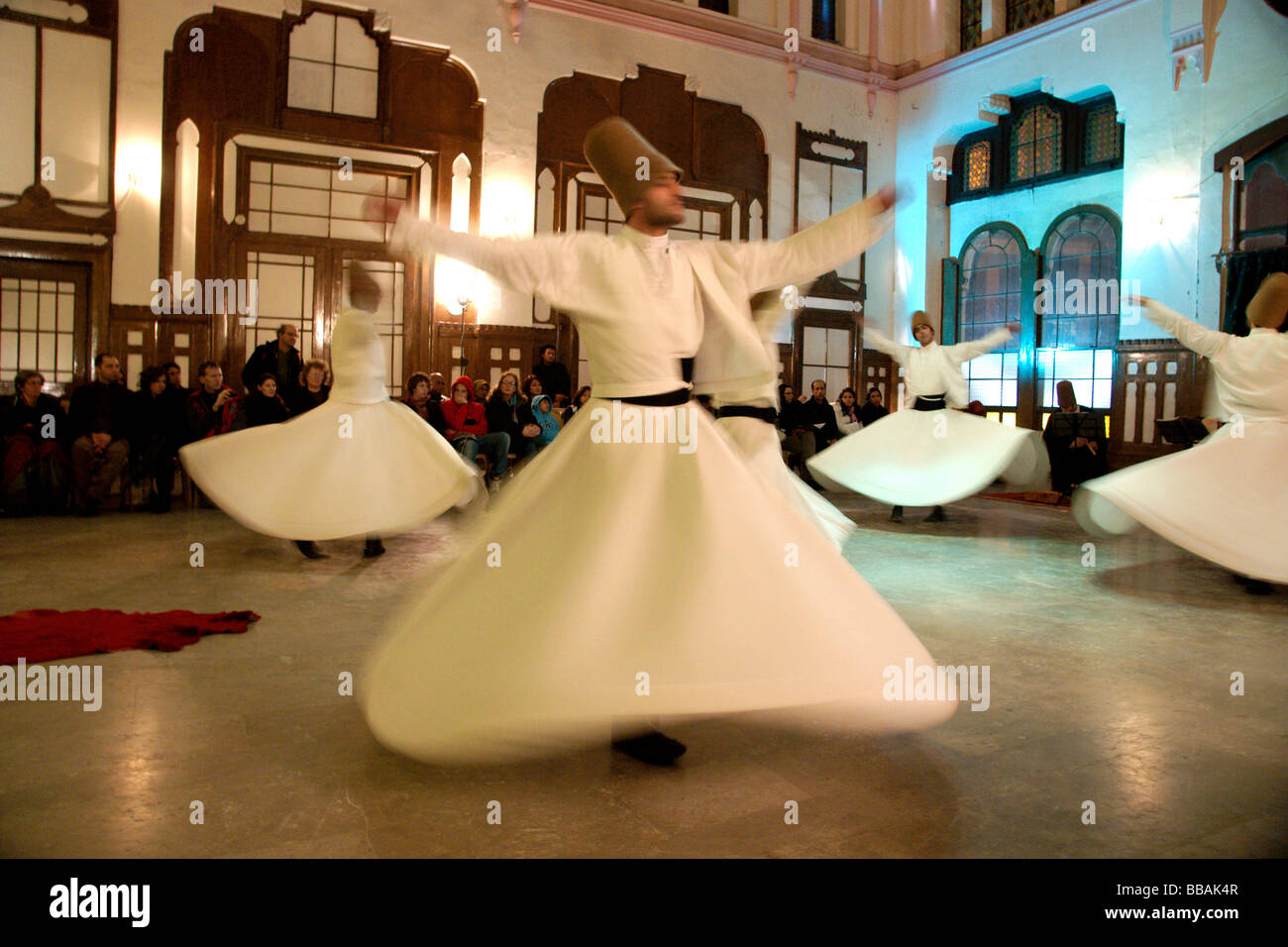 Prestazioni da Dervisci Rotanti del Galata Mevlevi Lodge Sultanahmet Istanbul Turchia (c) Marc Jackson Fotografia Foto Stock