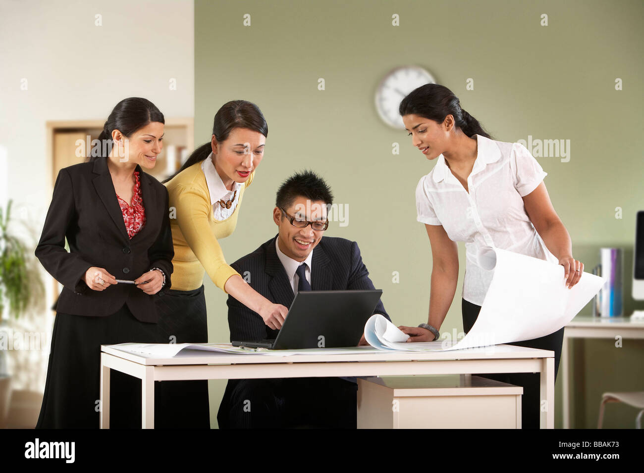 Un business group discutere alcuni piani. Foto Stock