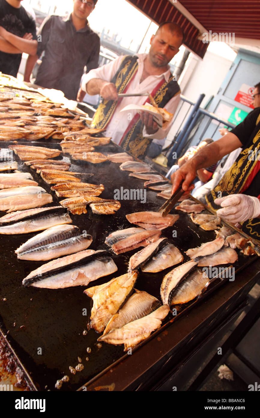 Istanbul Turchia pesce fritto in stallo la vendita del pesce panini Balik Ekmek come snack fast food sul lungomare a Eminonu Foto Stock