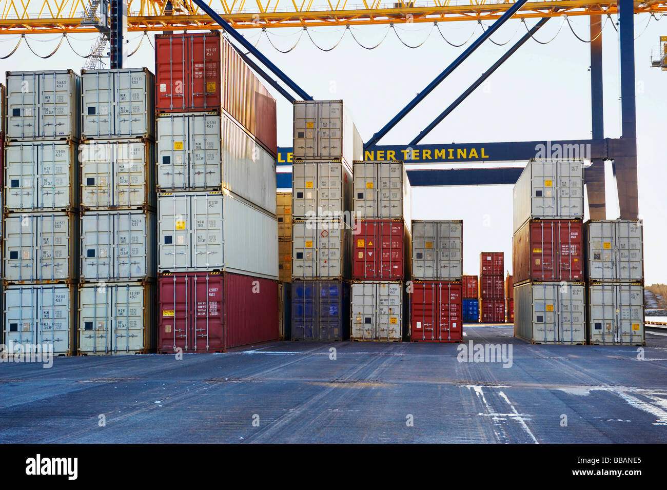 Contenitori in pile al porto Foto Stock