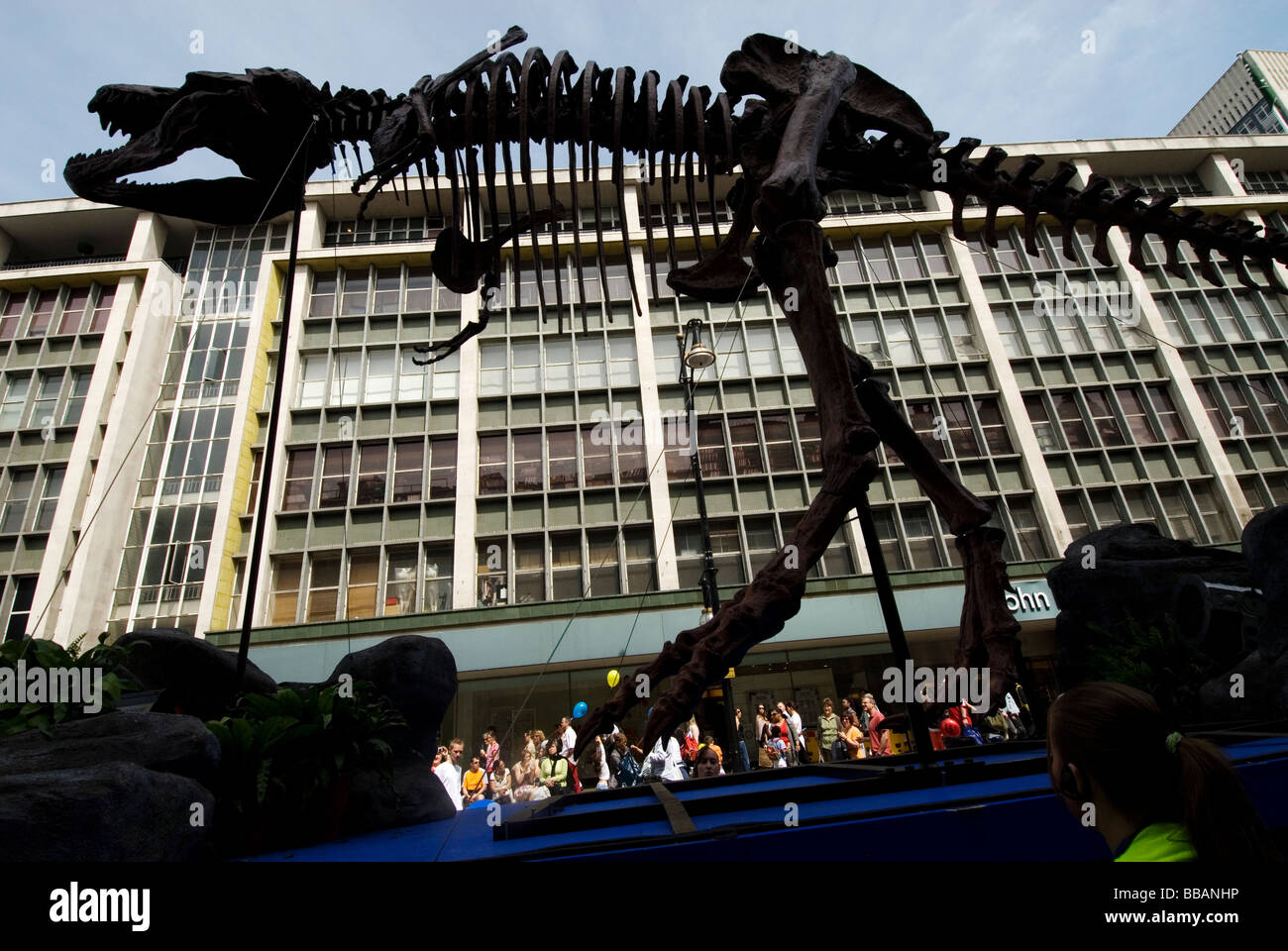 Oxford street può23rd 2009 dinosauro da una notte al museo 2 di fronte a John Lewis shop Foto Stock