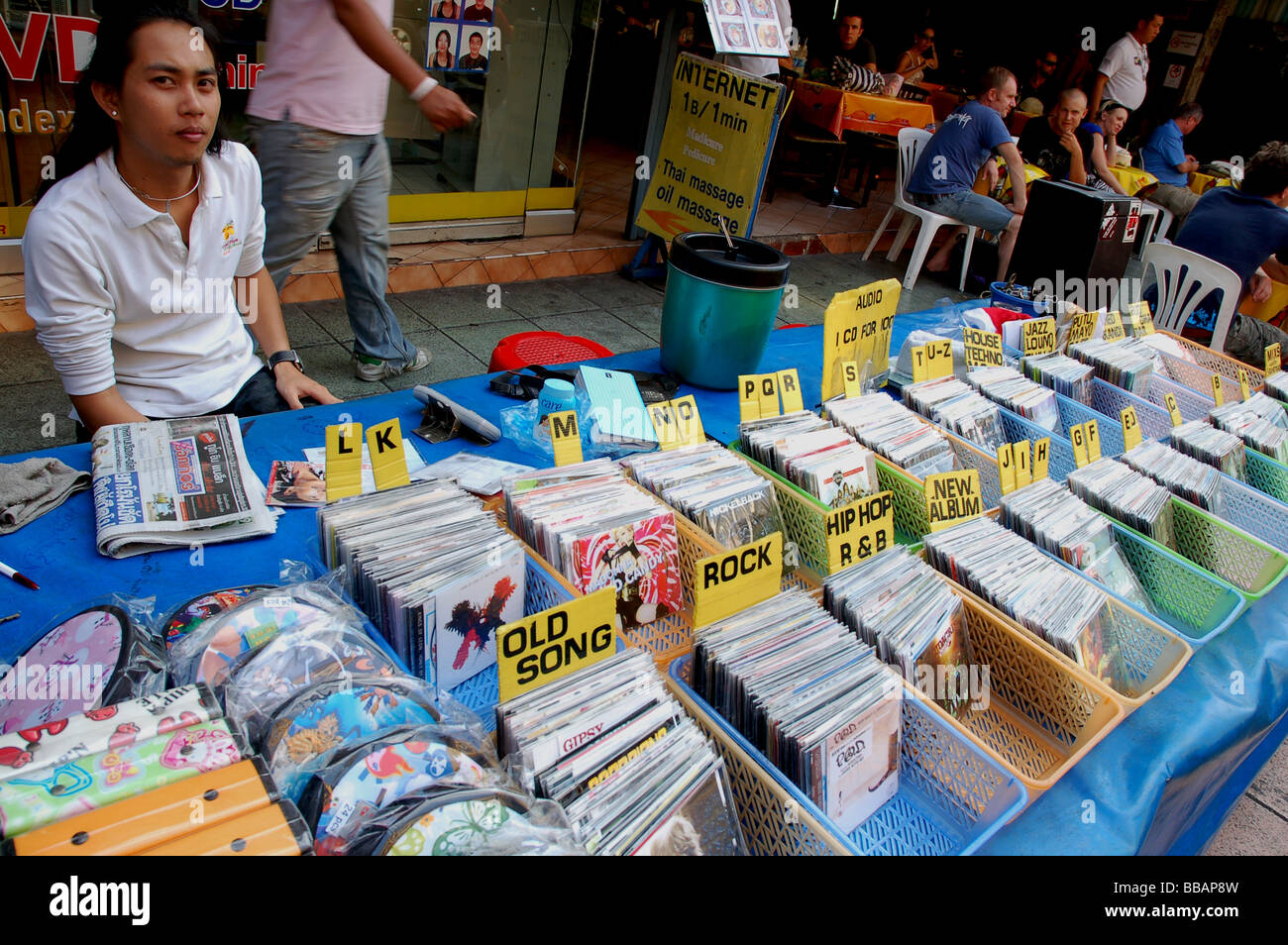 Thai uomo vendere CD pirata in Khao San Road, Bangkok, Thailandia Foto Stock