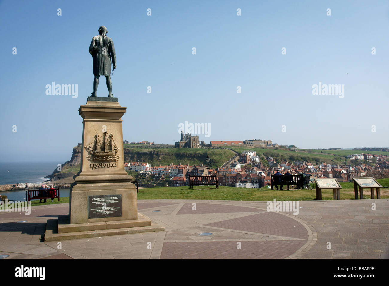 Statua del ragazzo locale e celebre navigatore ed esploratore capitano Cook Whitby North Yorkshire England Regno Unito (c) Marc Jackson Foto Stock