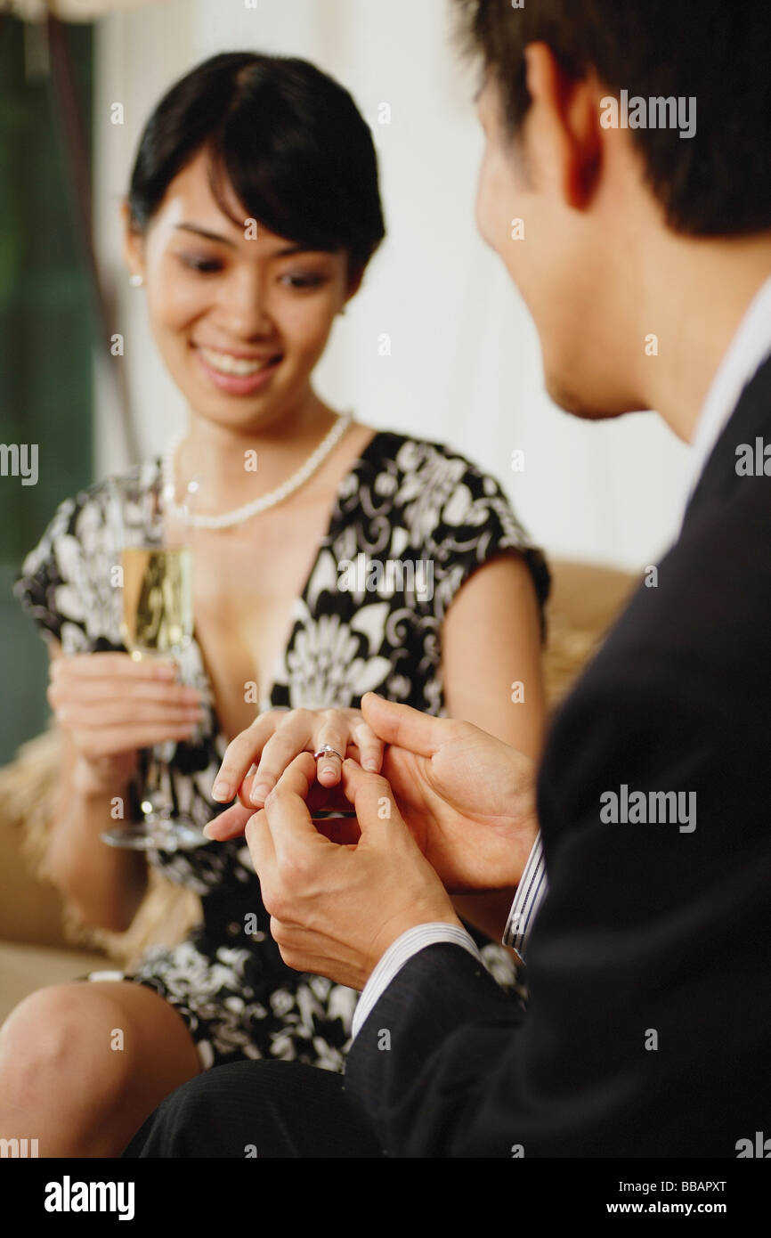 L'uomo posizionando l'anello sul dito womans Foto Stock