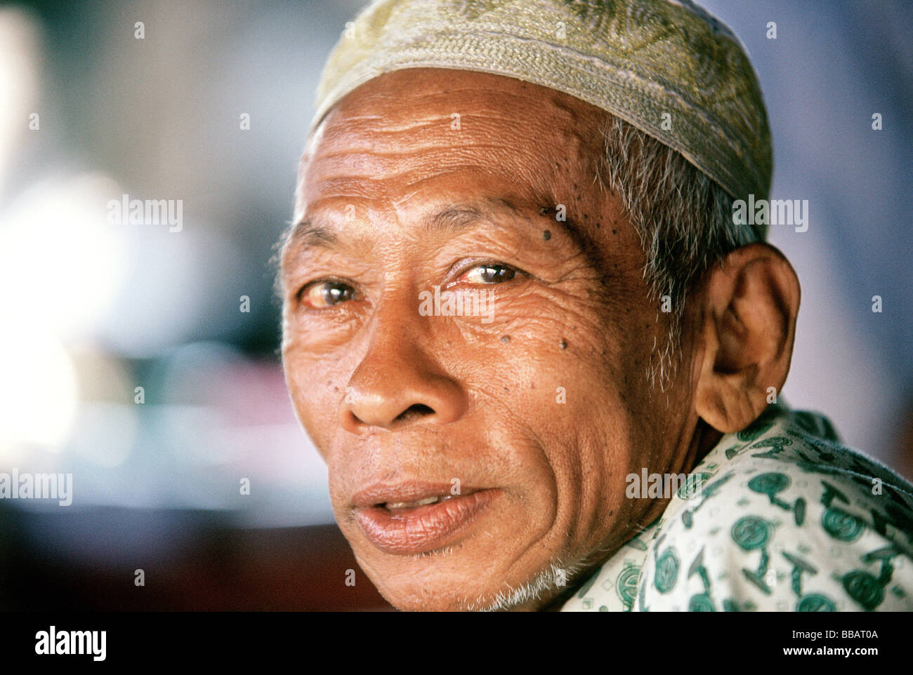 Malaysia, Kota Bahru, pescatore musulmana indossa il teschio islamica cap. Foto Stock