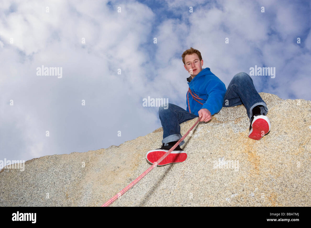Scalatore belaying sul picco coperto di neve Foto Stock